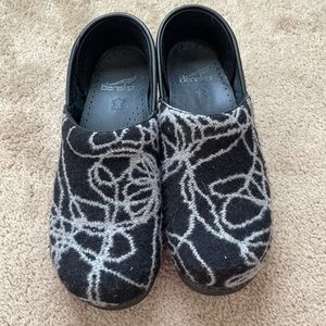 Dansko 39 wool professional clogs